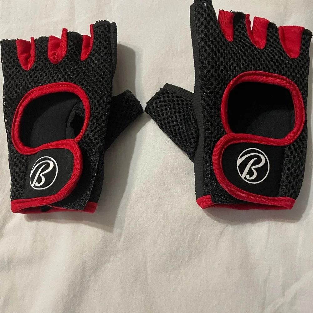 Women’s black and red fingerless workout gloves